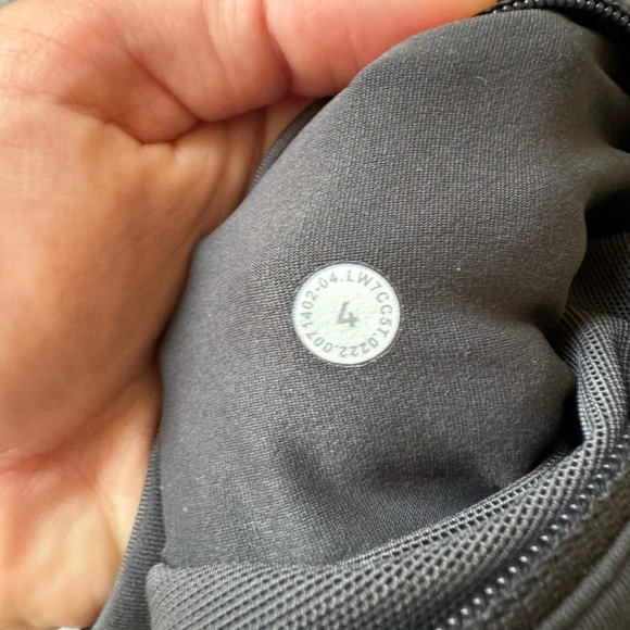 Lululemon speed up shorts size 4 - Picture 3 of 4